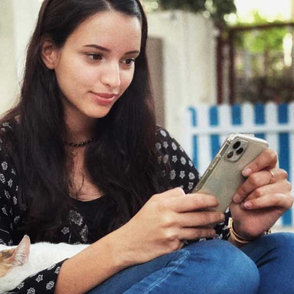 বসার ঘরে রয়েছে ছোট্ট একটি সোফা। তার উপর হালকা রঙের কুশন দিয়ে সাজিয়ে রেখেছেন তৃপ্তি। বাড়ির বেশির ভাগ জানলা  সাদা রঙের পর্দায় ঢাকা।