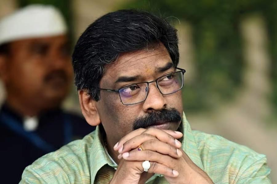 গত ৩১ জানুয়ারি জমি জালিয়াতি সংক্রান্ত বেআইনি আর্থিক লেনদেন মামলায় কেন্দ্রীয় তদন্তকারী সংস্থা ইডির হাতে গ্রেফতার হন হেমন্ত সোরেন।