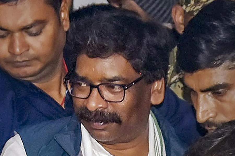 ৬০০ কোটি টাকার ‘দুর্নীতি’র অভিযোগ রয়েছে হেমন্তের বিরুদ্ধে। সেই তদন্তের সূত্রে ৩১ জানুয়ারি দুপুরে হেমন্তের রাঁচীর বাড়িতে তল্লাশি চালায় ইডি। প্রায় সাত ঘণ্টা তল্লাশির পরে তাঁকে গ্রেফতার করা হয়। তার আগে রাজভবনে গিয়ে মুখ্যমন্ত্রীর পদ থেকে ইস্তফা দেন হেমন্ত।