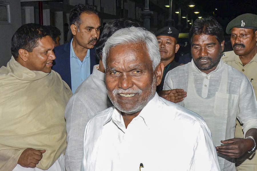 হেমন্ত মুখ্যমন্ত্রীর পদ থেকে ইস্তফা দেওয়ার পর নিমেষে বদলে যায় ঝাড়খণ্ডের রাজনৈতিক পটভূমি। জেএমএম নেতা চম্পই সোরেনকে সরকার গঠনের জন্য আমন্ত্রণ জানান রাজ্যপাল সিপি রাধাকৃষ্ণণ। সেই মতো রাঁচীর রাজভবনের দরবার হলে ঝাড়খণ্ডের সপ্তম মুখ্যমন্ত্রী হিসাবে শপথ নিয়েছিলেন চম্পই।