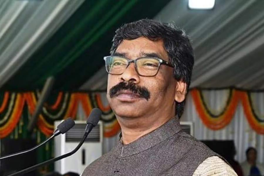 তবে হেমন্ত একা নন, তাঁর আগেও ঝাড়খণ্ডেরই দুই প্রাক্তন মুখ্যমন্ত্রী গ্রেফতার হয়েছিলেন। 