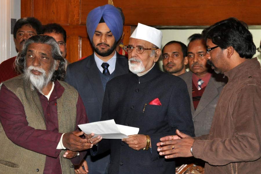 ২০০৬ সালের ৫ ডিসেম্বর দিল্লির এক নিম্ন আদালত হেমন্তের বাবা তথা ঝাড়খণ্ডের প্রাক্তন মুখ্যমন্ত্রী শিবু সোরেনকে তাঁর ব্যক্তিগত সচিব, শশিনাথ ঝাকে অপহরণ করে খুনের অভিযোগে দোষী সাব্যস্ত করে যাবজ্জীবন কারাদণ্ডের নির্দেশ দেয়। 