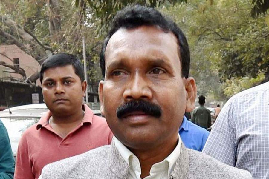 ২০০৬ সালের ১৯ সেপ্টেম্বর ঝাড়খণ্ডের চতুর্থ মুখ্যমন্ত্রী হিসাবে শপথ গ্রহণ করেন নির্দল বিধায়ক মধু কোড়া। তিনিও মেয়াদ শেষ করতে পারেননি। তাঁর আমলে দুর্নীতির অভিযোগে পরে গ্রেফতার হন মধু। তাঁর বিরুদ্ধে আর্থিক তছরুপ এবং হিসাব-বহির্ভূত সম্পত্তি রাখার অভিযোগ উঠেছিল। 