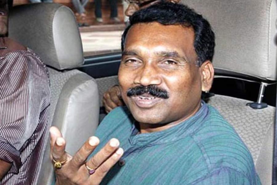 খনি কেলেঙ্কারিতেও নাম জড়িয়েছিল মধুর। ঘুষ নিয়ে কয়েকটি সংস্থাকে নিয়ম ভেঙে কয়লা ব্লকের বরাত পাইয়ে দেওয়া এবং সেই অর্থ বিদেশে পাচারের অভিযোগে ২০০৯ সালের নভেম্বরে গ্রেফতার করা হয়েছিল তাঁকে। ২০১৭ সালে ওই মামলায় দোষী প্রমাণিত হয়ে তাঁর সাজাও হয়েছিল।