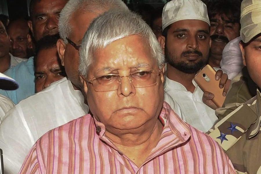 গ্রেফতারির কারণে মুখ্যমন্ত্রী পদে ইস্তফার নজির অবশ্য হেমন্তের আগে মাত্র দু’জন মুখ্যমন্ত্রীর। বিহারের লালুপ্রসাদ এবং তামিলনাড়ুর জয়ললিতা। ১৯৮৫ সালে বিহারের ট্রেজারি এবং বিভিন্ন দফতরে অনিয়ম চিহ্নিত করেন তৎকালীন সিএজি টিএন চতুর্বেদী। তার এক দশক পরে সেই সূত্রেই সামনে এসেছিল পশুখাদ্য কেলেঙ্কারি। 