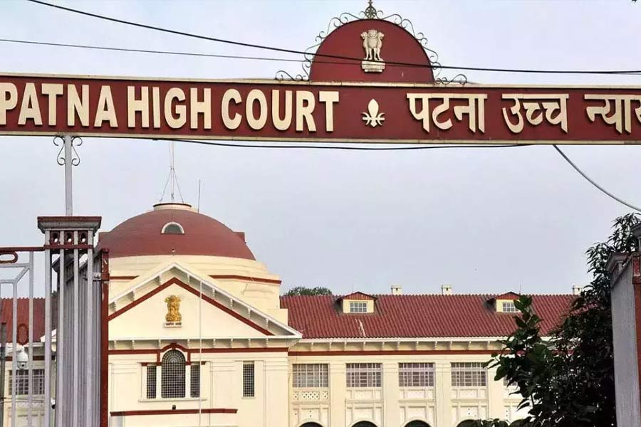 ১৯৯৬ সালের জানুয়ারিতে পশুপালন দফতরের লেনদেন খতিয়ে দেখতে জেলাশাসকদের নির্দেশ দিয়েছিলেন অবিভক্ত বিহারের অর্থসচিব। এর দু’মাস পরে পটনা হাই কোর্ট সিবিআই তদন্তের নির্দেশ দেয়।