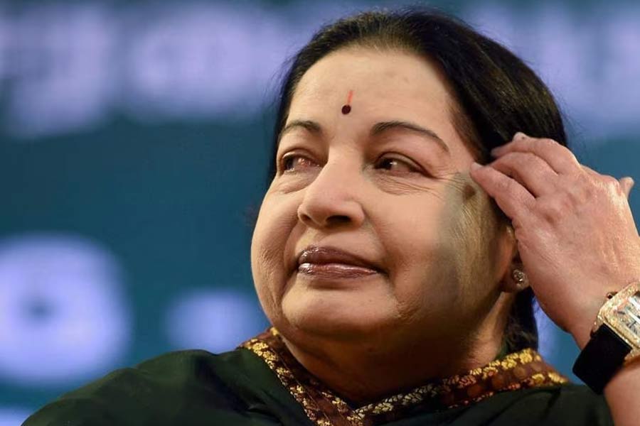 ২০১৪ সালের সেপ্টেম্বরে আয়ের সঙ্গে সঙ্গতিহীন সম্পত্তির মামলায় বেঙ্গালুরুর বিশেষ আদালতে দোষী সাব্যস্ত হওয়ায় ইস্তফা দিয়েছিলেন এডিএমকে নেত্রী জয়ললিতা। জেলেও গিয়েছিলেন। 