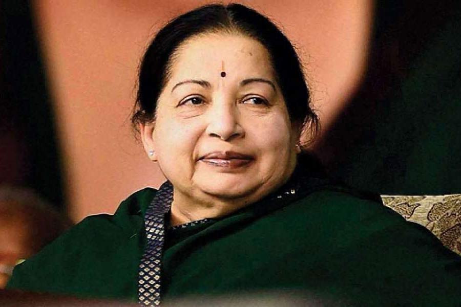 অবশ্য কর্নাটক হাই কোর্টের রায়ে ‘বেকসুর খালাস’ হয়ে জেল থেকে বেরিয়ে ২০১৫-য় আবার তামিলনাড়ুর মুখ্যমন্ত্রী হয়েছিলেন ‘আম্মা’।