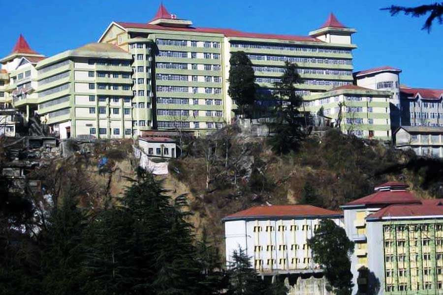 হিমাচল প্রদেশের শিমলার হাসপাতালগুলির মধ্যে প্রথম সারিতে রয়েছে ইন্দিরা গান্ধী মেডিক্যাল কলেজ। এই হাসপাতালের স্বাস্থ্য পরিষেবা নিয়ে প্রশংসা সকলের মুখেই ঘোরাফেরা করে। তবে স্থানীয়দের কাছে এই হাসপাতালটি ‘ভূতুড়ে’ হাসপাতাল নামেও পরিচিত।