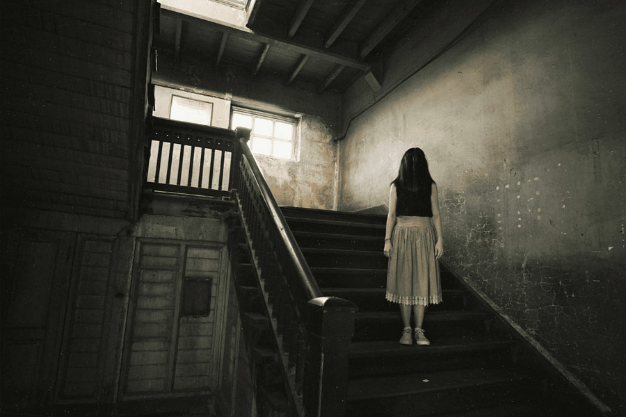 সন্ধ্যা গড়াতেই যখন আরও অন্ধকার নেমে আসে, তখন হাসপাতালের বারান্দা, সিঁড়ি অথবা লিফ্‌ট দিয়ে কর্মীরা যাতায়াত করলে তাঁদের শরীর হঠাৎ ভারী হয়ে আসে। সেখানকার তাপমাত্রাও নাকি হঠাৎ কমে যায়।  