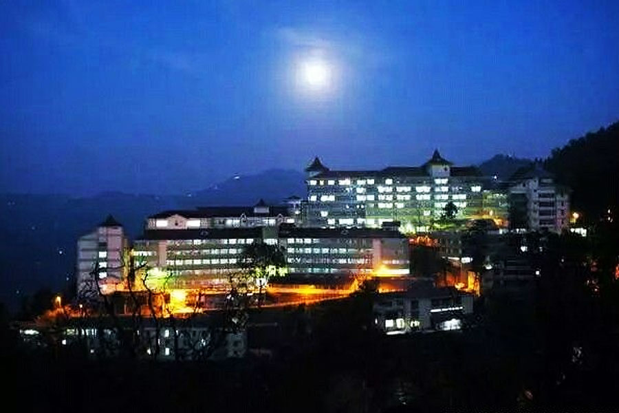 হাসপাতালের সামনে যে রাস্তা রয়েছে, স্থানীয়দের দাবি, সেখানে পথ দুর্ঘটনার মুখে পড়ে একটি গাড়ি। দুর্ঘটনায় সময় সেই গাড়ির ভিতর ছিলেন এক তরুণী। সদ্য বিয়ে হয়েছিল তাঁর। কিন্তু গাড়ির দুর্ঘটনা তাঁর প্রাণ কেড়ে নেয়।