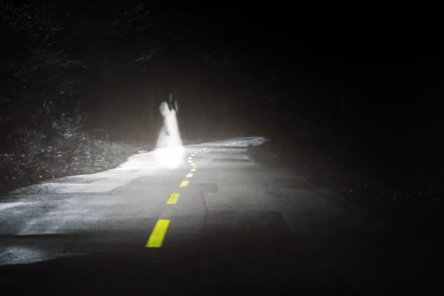 নববধূর ‘আত্মা’ই নয়, স্থানীয়দের দাবি, হাসপাতালের সামনের রাস্তায় মধ্যরাতে এক ছায়ামূর্তিকে বসে থাকতে দেখেছেন তাঁরা। রাস্তা দিয়ে কোনও গাড়ি দেখলে নাকি সেই গাড়ি থামানোর চেষ্টা করে সেই ছায়ামূর্তি।