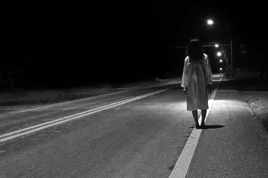 হাসপাতালের সামনের রাস্তায় বহু বছর আগে গাছের সঙ্গে একটি বাসের ধাক্কা লাগে। দুর্ঘটনায় মারা যান ওই বাসের চালক। স্থানীয়দের দাবি, ওই চালকের ‘আত্মা’ই এখনও ঘুরে বেড়ায় রাস্তায়।