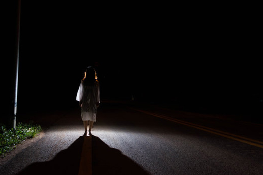 কোনও গাড়ির চালক ছায়ামূর্তিকে দেখার পর তাঁর গাড়ি থামালেই নাকি রাস্তা থেকে নিমেষের মধ্যে উধাও হয়ে যায় সেই অবয়ব। স্থানীয়দের একাংশ মনে করেন, অন্য কোনও গাড়ি যেন দুর্ঘটনার কবলে না পড়ে, সে কারণেই নাকি গাড়িগুলিকে থামানোর চেষ্টা করে ওই ‘প্রেতাত্মা’।