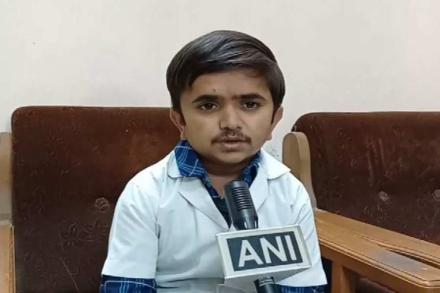 এএনআইকে দেওয়া একটি সাক্ষাৎকারে গণেশ বলেন, ‘‘দ্বাদশ শ্রেণির বোর্ড পরীক্ষা পাশ করে ডাক্তারির প্রবেশিকা নিটও পাশ করি। এমবিবিএসে ভর্তির আবেদনপত্র জমা করি। কিন্তু আমার উচ্চতার জন্য মেডিক্যাল কাউন্সিল অফ ইন্ডিয়া তা খারিজ করে।’’