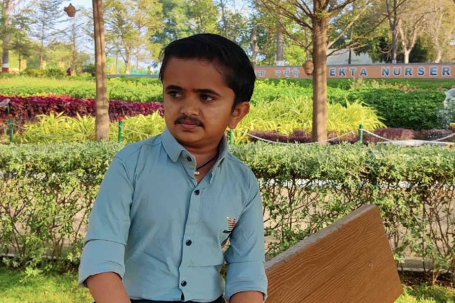 গণেশ জানান, প্রধানশিক্ষকের পরামর্শ মেনে জেলাশাসক এবং গুজরাতের শিক্ষামন্ত্রীর সঙ্গে দেখা করেন তিনি। ভাবনগরের জেলাশাসকের পরামর্শে তিনি গুজরাত হাই কোর্টের দ্বারস্থ হন।