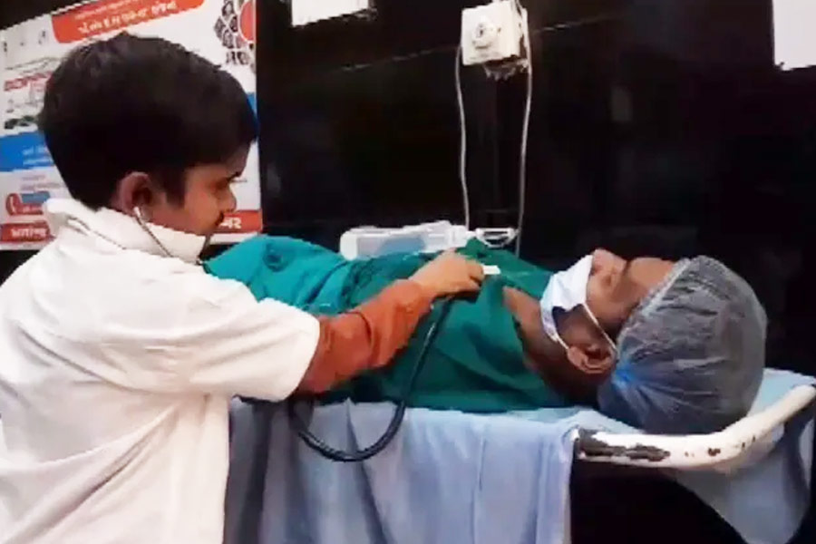 গণেশ যখন হাসপাতালের ওয়ার্ডে পরিদর্শনে বার হন বা কোনও রোগী দেখতে যান, অনেক সময় বিস্মিত হন তাঁরা। রোগীরা ভাবেন, কোনও শিশু হয়তো চিকিৎসকের পোশাক পরে এসেছেন। পরে গণেশ আশ্বস্ত করলে বিষয়টি বুঝতে পারেন।