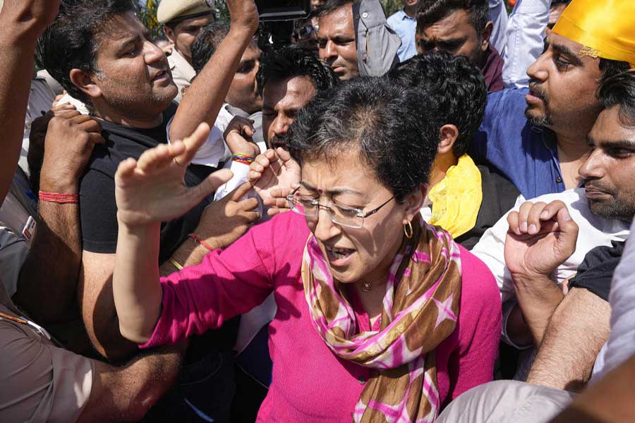 APP Complained that Minister Atishi\\\'s vehicle stopped by Delhi Police