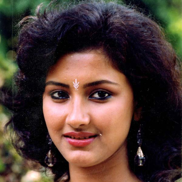 রচনা বন্দ্যোপাধ্যায় ওরফে ঝুমঝুম বন্দ্যোপাধ্যায়। নব্বইয়ের দশকে তাঁর মাথায় তখন একাধিক সৌন্দর্য প্রতিযোগিতার জয়ের মুকুট। ওড়িয়া, বাংলা ছবির পাশাপাশি হিন্দি, তেলুগু, তামিল এবং কন্নড় ছবিতেও অভিনয় করতে দেখা গিয়েছে তাঁকে।