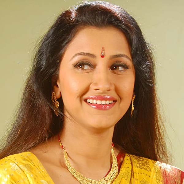 নব্বইয়ের দশকে প্রথম সারির অভিনেত্রীর তালিকায় নাম লিখিয়ে ফেলেছিলেন রচনা। ১৯৯৯ সালে প্রেক্ষাগৃহে মুক্তি পায় ‘সূর্যবংশম’। মুখ্যচরিত্রে, দ্বৈতচরিত্রে অমিতাভ বচ্চন। রচনার কেরিয়ারের প্রথম হিন্দি ছবি। তার পর আর কোনও হিন্দি ছবিতে অভিনয় করতে দেখা যায়নি তাঁকে।