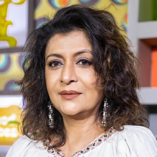 ‘দিদি নম্বর ওয়ান’-এর চতুর্থ পর্বে সঞ্চালনার দায়িত্বে আবার ফিরে এলেন রচনা। কিন্তু পরের পর্বে আবার সঞ্চালিকার বদল। ‘দিদি নম্বর ওয়ান’-এর পঞ্চম পর্বে শোয়ের সঞ্চালিকা ছিলেন টলি অভিনেত্রী দেবশ্রী রায়। ২০১১ সালে অভিনেত্রীকে রাজনীতিক পরিচয় দিয়েছিল তৃণমূল। দু’বার রায়দিঘির বিধায়ক ছিলেন তিনি। ১০ বছর রাজনীতির সঙ্গে যুক্ত থাকার পর ২০২১ সালে ‘রাজনৈতিক সন্ন্যাস’ নেন তিনি। রাজনীতি থেকে বিদায় নিয়ে আবার অভিনয় জগতে ফিরে আসেন দেবশ্রী। সম্প্রতি হইচই ওটিটি প্ল্যাটফর্মে মুক্তিপ্রাপ্ত ‘কেমিস্ট্রি মাসি’ নামের ওয়েব সিরিজ়ে অভিনয় করতে দেখা গিয়েছে তাঁকে।