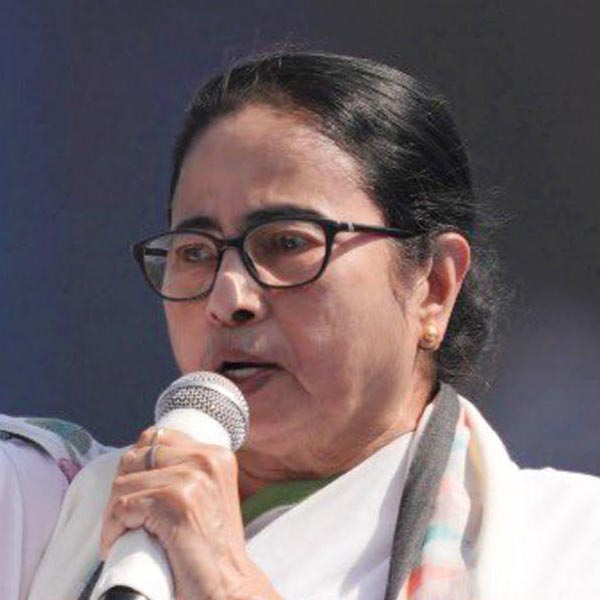 লোকসভা ভোটের প্রাক্কালে ‘দিদি নম্বর ওয়ান’ অনুষ্ঠানে মমতার উপস্থিতির ফলে অনেকেই অনুমান করছিলেন, রচনাকে বাংলার কোনও না কোনও আসনে প্রার্থী করতে পারেন দিদি। সংবাদমাধ্যমের প্রশ্নের জবাবে রচনাও জল্পনা জিইয়ে রেখে জানিয়েছিলেন— ‘‘যা বলার দিদি বলবেন।’’