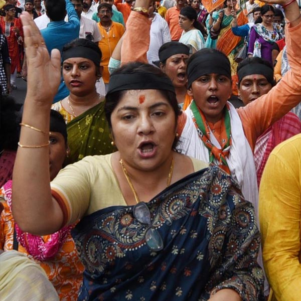 জমি আন্দোলনের ধাত্রীভূমি সিঙ্গুর থেকে আনুষ্ঠানিক ভাবে নিজের রাজনৈতিক জীবনের সফর শুরু করেছেন বিজেপি সাংসদ লকেট চট্টোপাধ্যায়। তৃণমূলের দাবি, বিগত পাঁচ বছরে এই কেন্দ্রে লকেটের সে ভাবে দেখা মেলেনি। এ নিয়ে ক্ষোভ রয়েছে সাধারণ মানুষের।