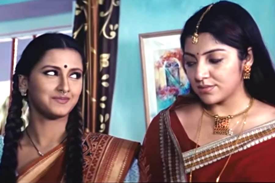 তবে বিজেপি প্রার্থী লকেটের সঙ্গে ব্যক্তিগত সম্পর্ক অত্যন্ত মধুর বলে দাবি করেন রচনা। দু’জনের সুসম্পর্কের কথা মানছেন লকেটও। প্রায় দীর্ঘ ১৭ বছরের বন্ধুত্ব দুই অভিনেত্রীর। ভাগ্যের ফেরে এখন তাঁরা প্রতিপক্ষ। তবে অভিনয় জীবনে রচনা অনেকটা প্রবীণ হলেও রাজনীতিতে এগিয়ে রয়েছেন লকেট। এখন ভোটযুদ্ধে মুখোমুখি তাঁরা।