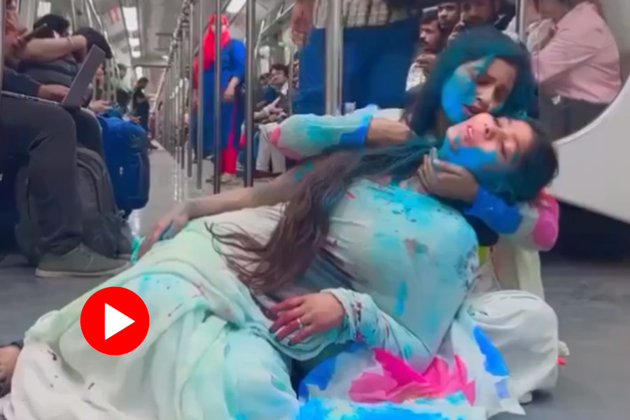 Netizens react to viral video of two girls performing dance with colours in Delhi metro