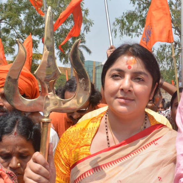 বিনোদন জগতের ‘জুনিয়র’ এবং রাজনীতিতে ‘সিনিয়র’ লকেট। গত বছরের জয়ী সাংসদ লকেটকেই এ বারে হুগলির প্রার্থী হিসাবে মনোনীত করেছে বিজেপি। অভিনেত্রীর খোলস ছেড়ে মাঠঘাটের সক্রিয় রাজনীতিতে ২০১৭-১৮ সাল থেকেই ঢুকে পড়েছেন লকেট। তার আগে ২০১১ সালে তৃণমূলে এবং ২০১৪ সালে বিজেপিতে যোগ দিলেও অভিনয় চালিয়ে গিয়েছেন লকেট। ২০১৪ সালে ‘গোগোলের কীর্তি’ ছবিতে গোগোলের মায়ের চরিত্রে অভিনয় করেন লকেট। এক বছর আগে মুক্তি পাওয়া ‘গোয়েন্দা গোগোল’ ছবিতে একই চরিত্রে অভিনয় করতে দেখা গিয়েছিল রচনাকে।