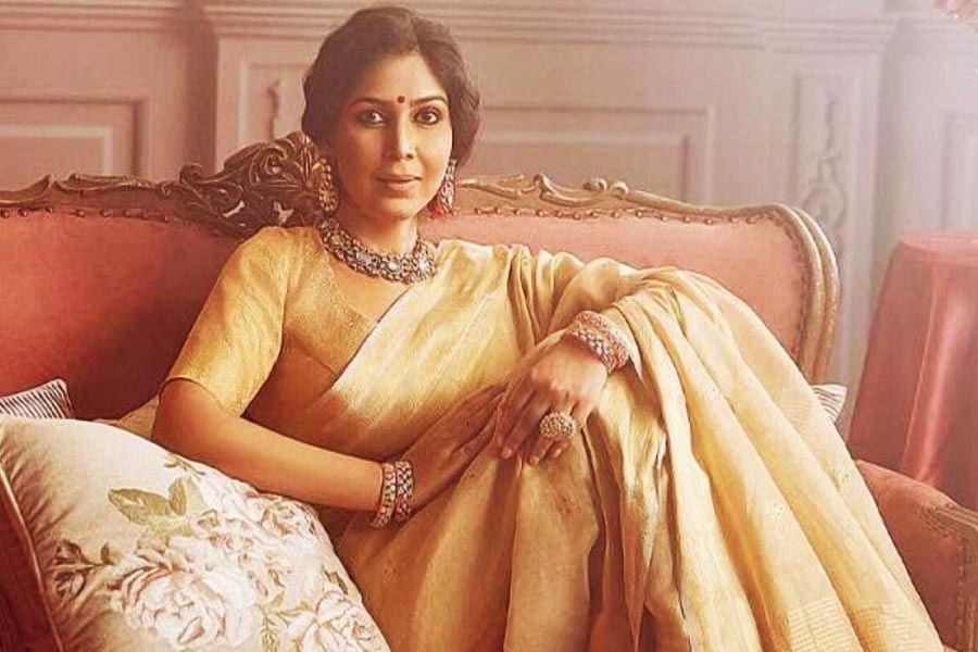 ১৯৭৩ সালের ১২ জানুয়ারি রাজস্থানের অলওয়ারে জন্ম সাক্ষীর। বাবা-মা এবং দাদা-দিদির সঙ্গে থাকতেন তিনি। বাবার বদলির চাকরির সূত্রে দেশের নানা জায়গার স্কুলে পড়েছেন সাক্ষী। দিল্লির কলেজ থেকে স্নাতক হয়েছেন তিনি। 