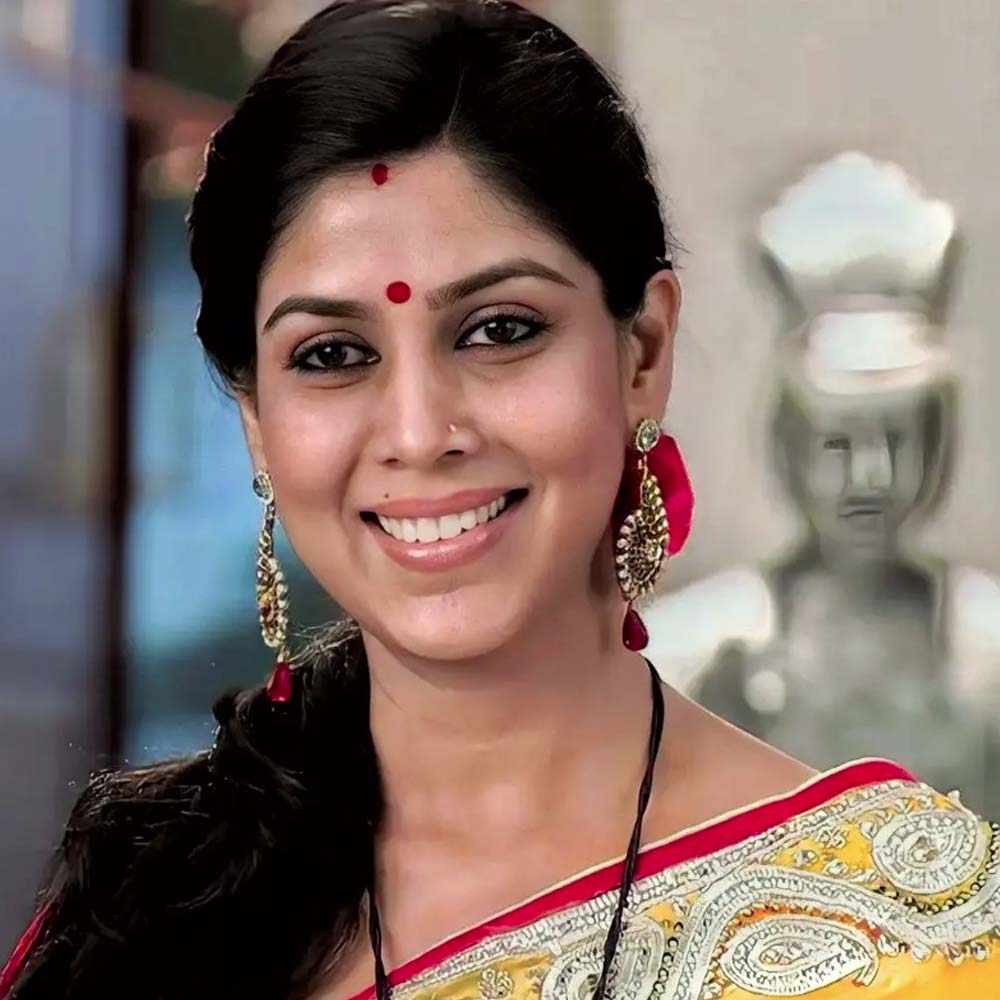 এক পুরনো সাক্ষাৎকারে সাক্ষী জানিয়েছিলেন, তাঁর জীবনে প্রথম বেতন ছিল ৯০০ টাকা। সেই টাকা দিয়ে মায়ের জন্য একটি শাড়ি কিনেছিলেন। পরিবারের বাকি সদস্যদেরও উপহার দিয়েছিলেন তিনি।