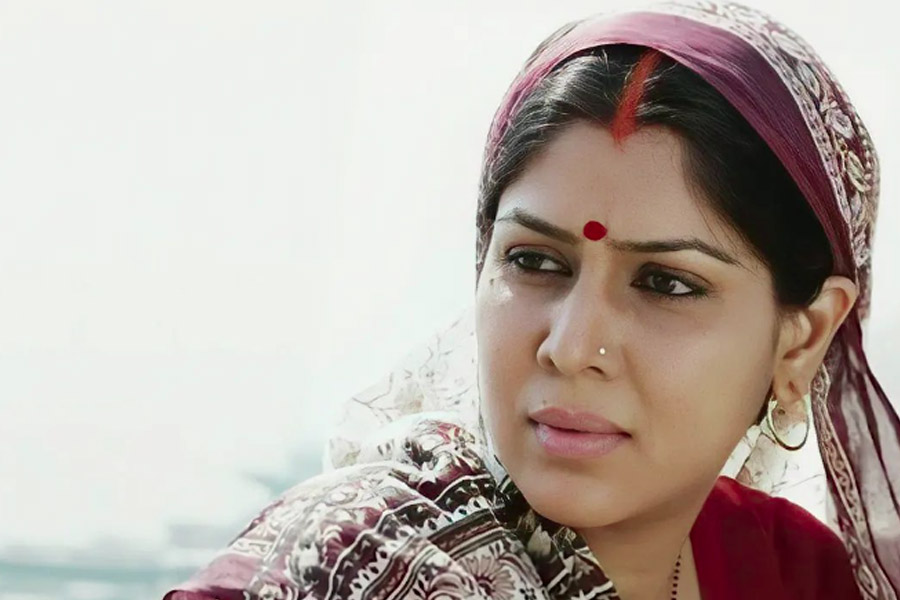 পরীক্ষায় উত্তীর্ণ না হলেও অডিশনে পাশ করে যান সাক্ষী। ১৯৯৮ সালে সম্প্রচারিত ‘অলবেলা সুর মেলা’ রিয়্যালিটি শোয়ের মাধ্যমে ছোট পর্দার সঙ্গে পরিচিতি ঘটে তাঁর।