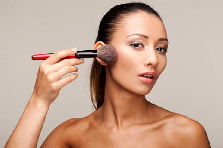 Blush application tips for different face shapes to enhance your features 
