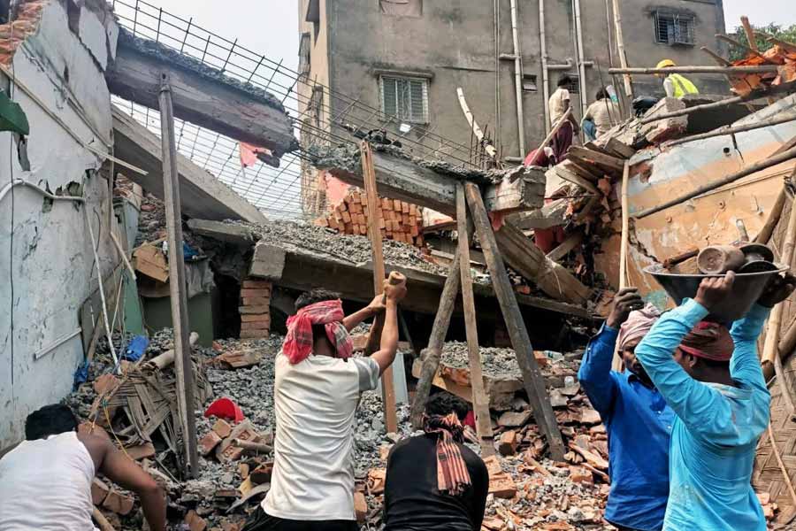 Kolkata Police called experts from Jadavpur University to find out the cause of multi-storied collapse in Garden reach