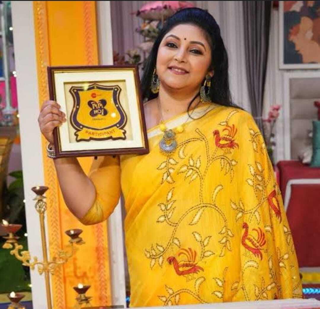 ‘দিদি নম্বর ওয়ান’ শোয়ের হাতেখড়ি হয়েছিল টলি অভিনেত্রী পুষ্পিতা মুখোপাধ্যায়ের মাধ্যমে। শোয়ের দ্বিতীয় পর্বে সঞ্চালিকার আসনে হয় মুখবদল। পুষ্পিতার পরিবর্তে সঞ্চালনা শুরু করেন রচনা।