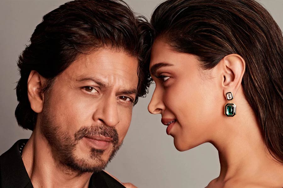 বলিপাড়ায় কানাঘুষো শোনা যায়, শাহরুখ খানের বিপরীতে অভিনয়ের সুযোগ ছেড়ে দিয়েছিলেন সোনম। এমনকি সোনমের ছেড়ে দেওয়া চরিত্রেই নাকি অভিনয় করেন দীপিকা পাড়ুকোন।