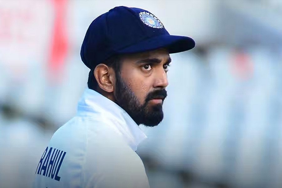 কানাঘুষো শোনা যায়, ক্রিকেটার লোকেশ রাহুলের সঙ্গে নাকি এক সময় সম্পর্কে জড়িয়েছিলেন সোনম। সমাজমাধ্যমের পাতায় দু’পক্ষের মিষ্টভাষণও ধরা পড়েছিল নেটব্যবহারকারীদের চোখে। কিন্তু এই সম্পর্ক নিয়ে কখনও কেউ মুখ খোলেননি।