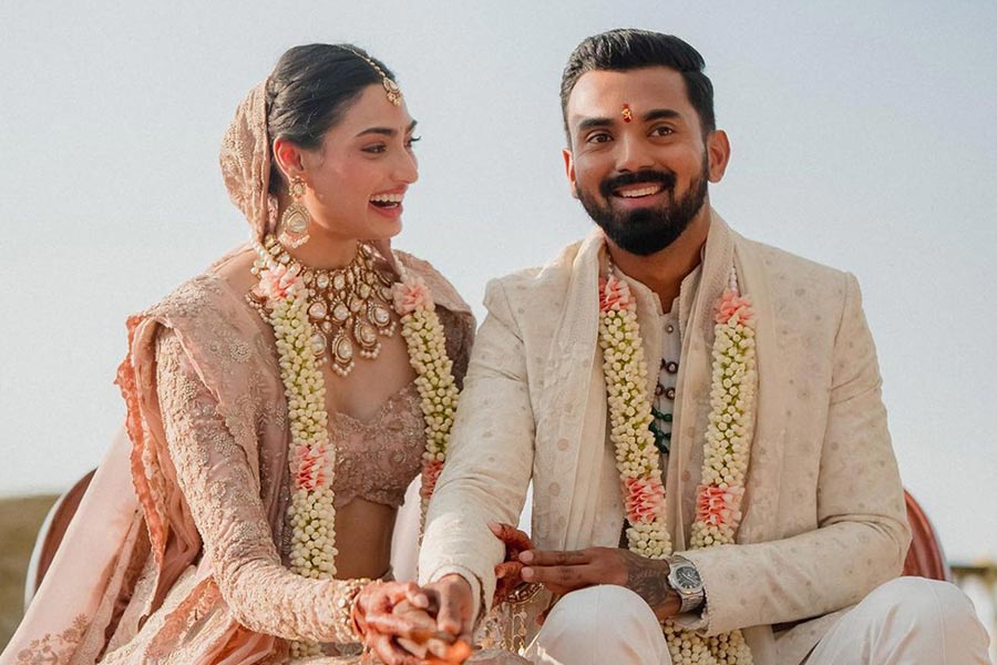 বলি অভিনেতা সুনীল শেট্টির কন্যা এবং বলি অভিনেত্রী আথিয়া শেট্টির সঙ্গে সম্পর্কে থাকার পর ২০২৩ সালে সাত পাকে বাঁধা পড়েন লোকেশ রাহুল।