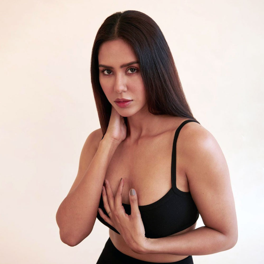 এমনকি গায়ের রঙের জন্য একাধিক ছবিনির্মাতা কাজ দিতে চাননি, এমন দাবিও করেছিলেন সোনম। অভিনেত্রীর মন্তব্য, ‘‘তারকা হিসাবে জনপ্রিয় হলে তবেই সমাজে গুরুত্ব পাওয়া যায়।’’