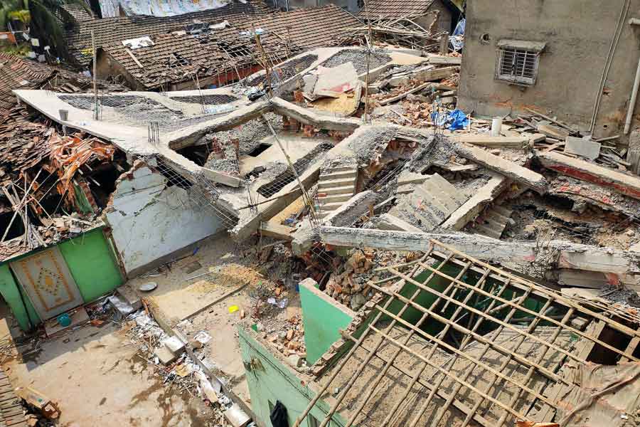 collapse of the multi-story building in Garden Reach, Kolkata Municipal Corporation is not satisfied with the response of the three engineers