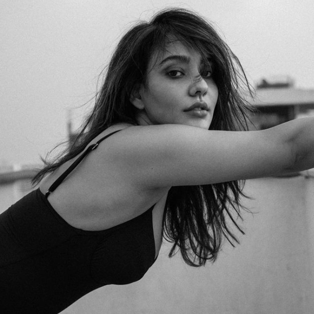 ১৯৮৭ সালের ২১ নভেম্বর বিহারের ভাগলপুরে জন্ম নেহার। বাবা-মা এবং ভাইবোনের সঙ্গে বিহারেই থাকতেন নেহা। সেখানেই স্কুলের পড়াশোনা শেষ করেন তিনি। উচ্চশিক্ষার জন্য বিহার থেকে দিল্লি যান তিনি। ফ্যাশন ডিজ়াইনিং নিয়ে দিল্লির কলেজ থেকে পড়াশোনা করে স্নাতক ডিগ্রি অর্জন করেন তিনি।