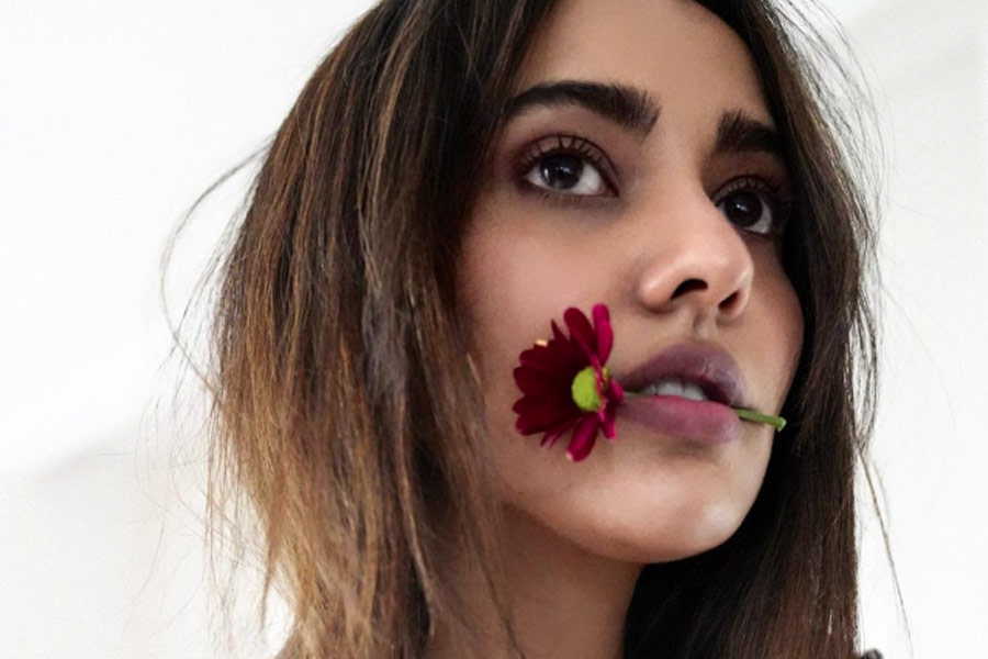 শৈশব থেকেই হাঁপানির কারণে বেশির ভাগ সময় অসুস্থ থাকতেন নেহা। শারীরিক ভাবেও কিছুটা দুর্বল ছিলেন তিনি। পড়াশোনা ছাড়াও ছোটবেলা থেকে নাচের প্রতি আগ্রহ তৈরি হয় নেহার। 