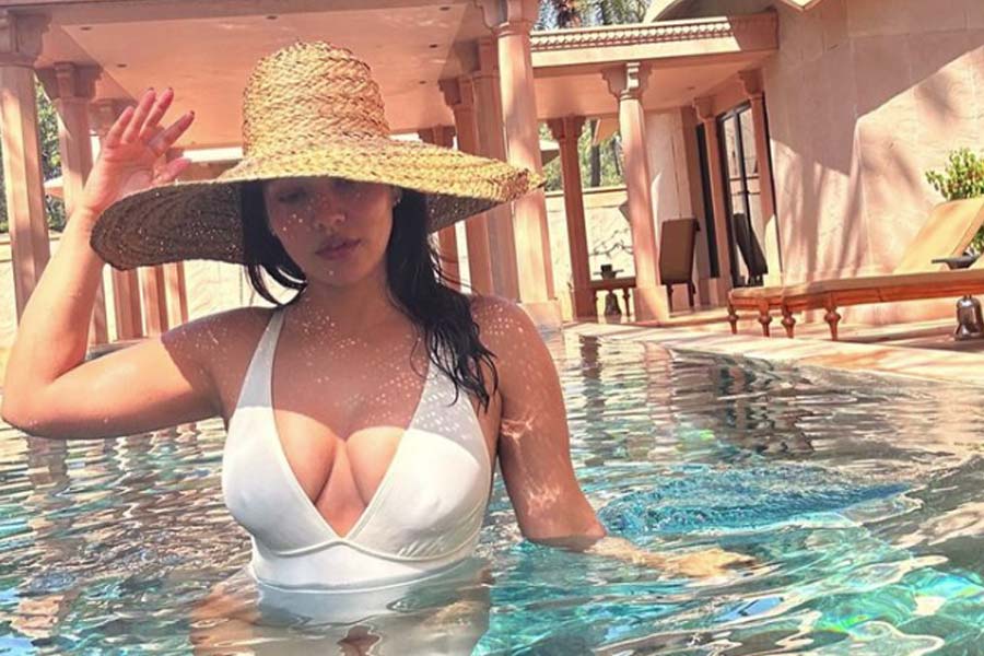 ২০০৭ সালে দক্ষিণ ভারতীয় পরিচালক পুরী জগন্নাথের হাত ধরে ‘চিরুথা’ নামের তেলুগু ছবিতে আত্মপ্রকাশ নেহার। এই ছবিতে চিরঞ্জীবী-পুত্র রামচরণের বিপরীতে অভিনয় করেন তিনি। 