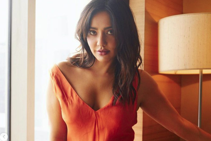 কানাঘুষো শোনা যায়, প্রথম ছবির সহ-অভিনেতা রামচরণের সঙ্গে নাকি সম্পর্কে জড়িয়ে পড়েন নেহা। গোপনে নাকি বিয়েও সেরে ফেলেন দুই তারকা। রামচরণ এবং নেহার মধুচন্দ্রিমা নিয়েও কম জল্পনা হয়নি। বহু বছর পর নেহার সঙ্গে সম্পর্ক নিয়ে মুখ খোলেন অভিনেতা নিজেই।