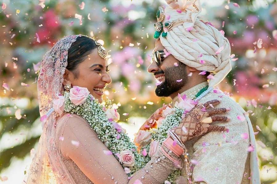 নেহার সঙ্গে বিচ্ছেদের পর বলি অভিনেত্রী রকুলপ্রীত সিংহের সঙ্গে সম্পর্কে জড়ান জ্যাকি। কয়েক বছর সম্পর্কে থাকার পর চলতি বছরের ফেব্রুয়ারি মাসে সাত পাকে বাঁধা পড়েন দুই তারকা।