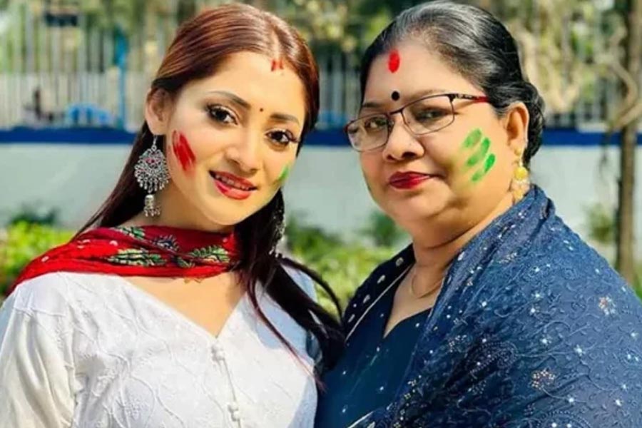 মায়ের সঙ্গে পূজা চেরি।