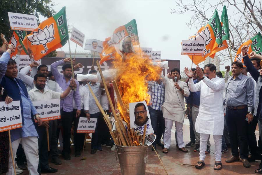 BJP workers hold Holika of corruption in Delhi and burn Arvind Kejriwal\\\\\\\'s effigies