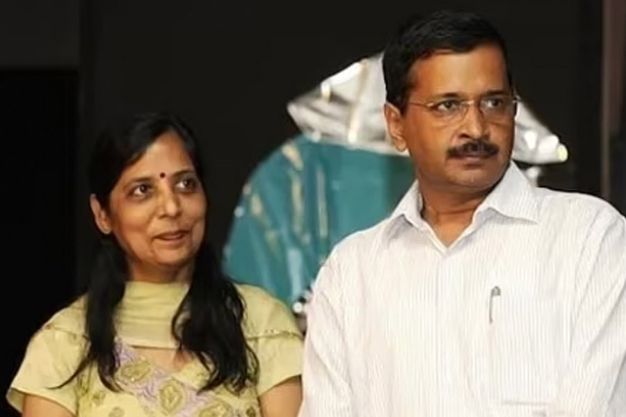 Who is Sunita Kejriwal ex IRS officer and wife of Delhi CM Arvind Kejriwal 