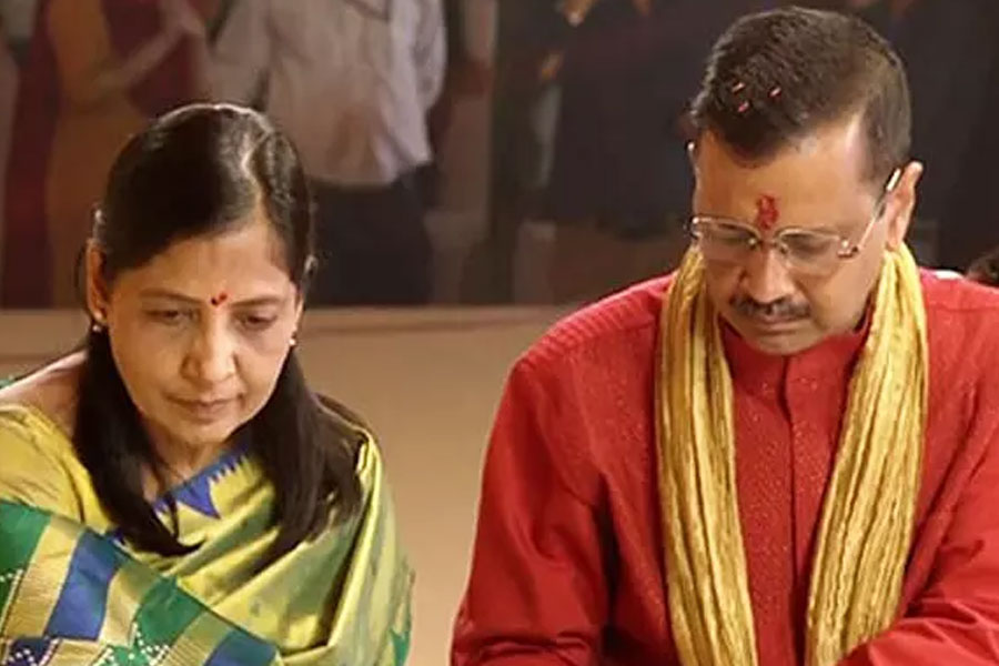 Who is Sunita Kejriwal ex IRS officer and wife of Delhi CM Arvind Kejriwal 